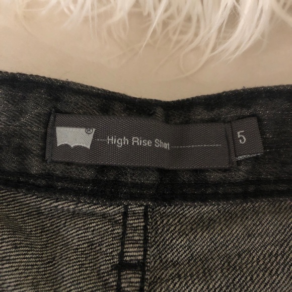 Acid wash high rise Levi shorts - Picture 5 of 7